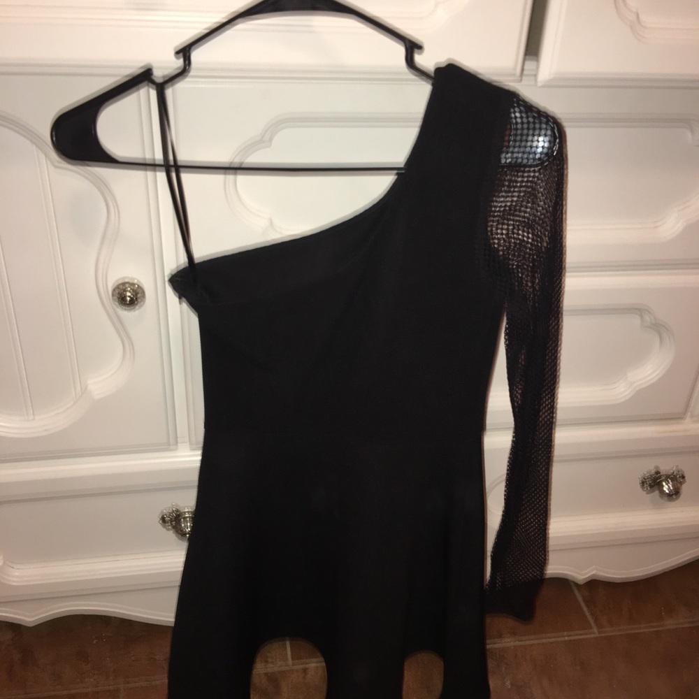 One side sleeve dress